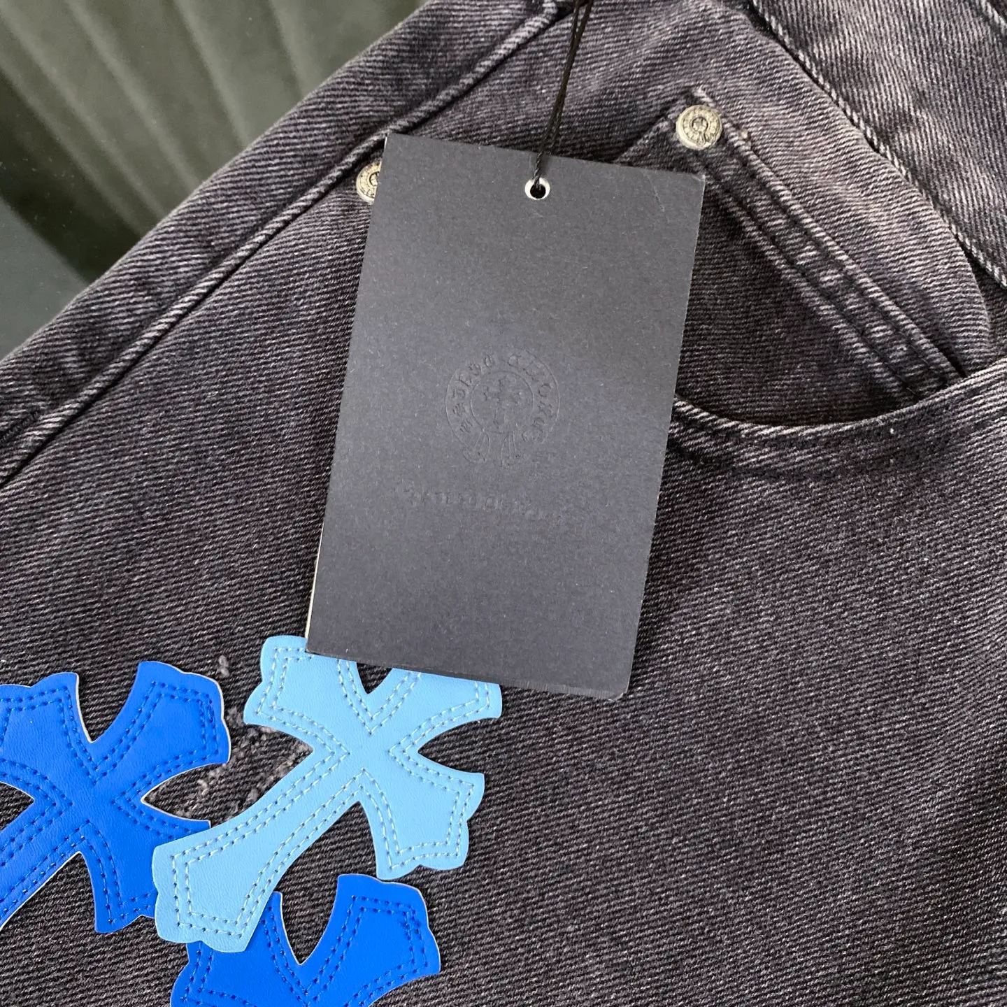 🅿️240 Chrome Heart classic multi-color laser cross patchwork leather jeans. The pants are made of top-notch heavy-duty washing technology, and every detail shows ingenuity. The calfskin is laser-cut to make a delicate cross, which is both a tactile and visual enjoyment. Paired with aged silver hardware, it is retro, high-end and full of texture. The straight-cut upper body turns into "chopstick legs" in an instant, easily modifying the shape of the legs. It can be controlled by any body shape and has a full sense of luxury.  This is a carefully crafted high-end version, the quality far exceeds that of street currency, and the details can stand the scrutiny of a magnifying glass. Although the price is close to the people, the quality is completely in line with the big brands, and it is easy to follow the trend.  Classic black, low-key and versatile. Pair it with simple T-shirts and personalized shirts to easily create a fashionable look. Whether you are going out daily or attending events, you can be the center of attention.  Color: black Size: S M L XL 28 30 32 34